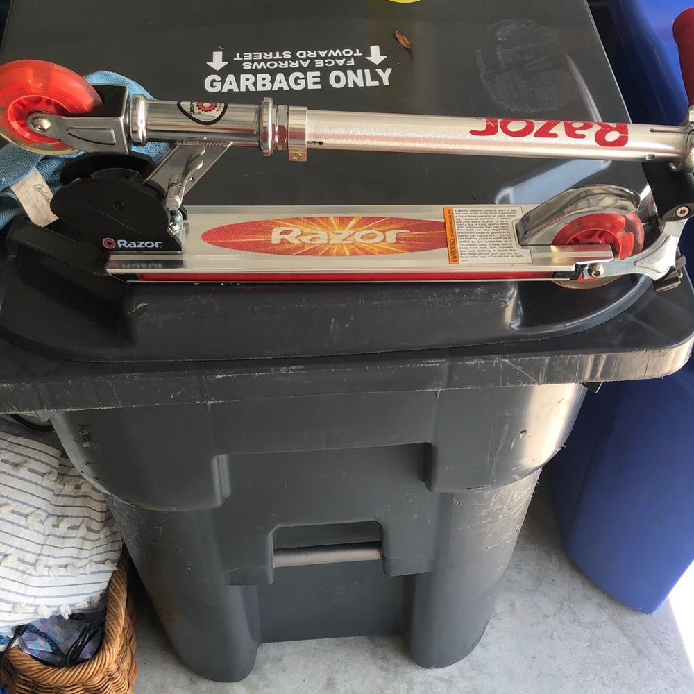 Razor Kids Scooter Ultra - Red and Silver with light up wheels - Picture 9 of 9